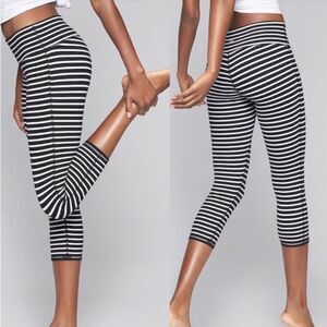 Athleta Chaturanga Black & White Striped Cropped Leggings Yoga Pants Size Small